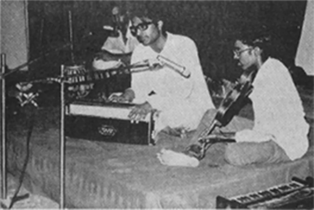 A harmonium and a violin on a low stage